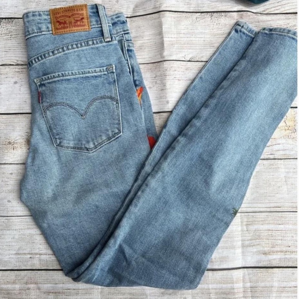 NEW Levi's Limited Edition Poppy Embroidered Jeans 26 - Picture 2 of 13